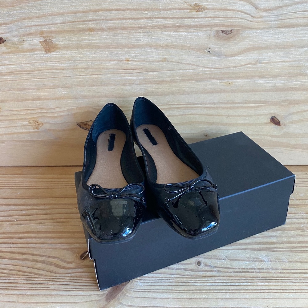 TAHARI Black Shiny Flats